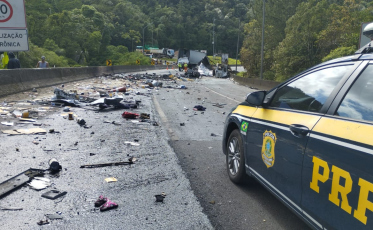 Acidente envolvendo três veículos causa incêndio e interdita BR-376