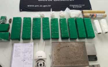 Drogas e materiais de tráfico são apreendidos após perseguição em Criciúma