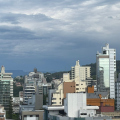 [Áudio] Sexta de calorão e chuva rápida: o clima segue oscilando em Criciúma