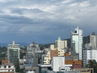 [Áudio] Sexta de calorão e chuva rápida: o clima segue oscilando em Criciúma