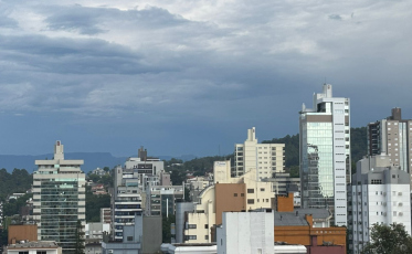 [Áudio] Sexta de calorão e chuva rápida: o clima segue oscilando em Criciúma
