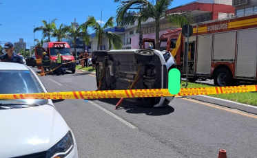 Idoso fica preso em veículo após colisão no Centro de Araranguá