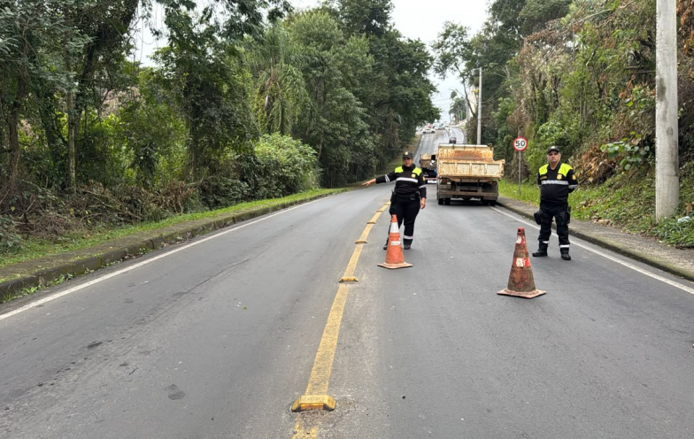 Rompimento de adutora provoca bloqueio do trânsito em Criciúma