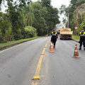 Rompimento de adutora provoca bloqueio do trânsito em Criciúma