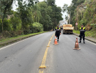 Rompimento de adutora provoca bloqueio do trânsito em Criciúma