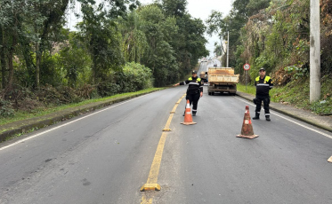 Rompimento de adutora provoca bloqueio do trânsito em Criciúma