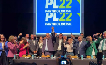 Flávio Bolsonaro encerra mistério e anuncia Alfredo Gaspar como vice