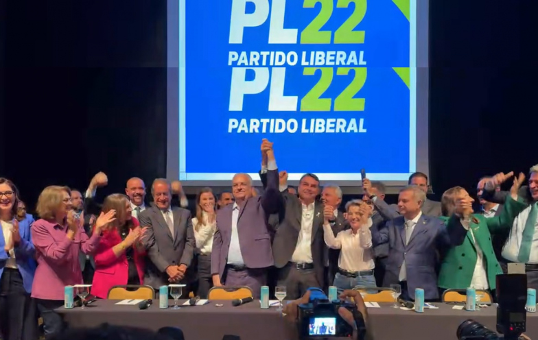 Flávio Bolsonaro encerra mistério e anuncia Alfredo Gaspar como vice