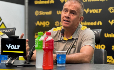 Foi uma arbitragem que não queria jogo”, critica Eduardo Baptista após derrota do Criciúma