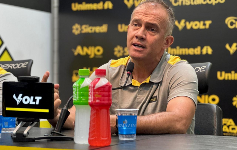 'Foi uma arbitragem que não queria jogo', critica Eduardo Baptista após derrota do Criciúma