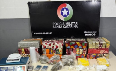 PM encontra ponto com 47 kg de drogas e prende jovem casal em Criciúma