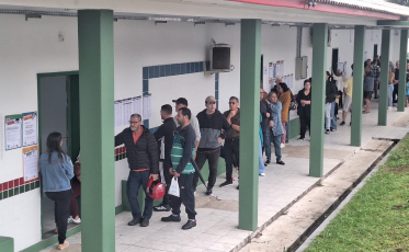 Primeiro turno começa com filas e tranquilidade nos locais de votação da região