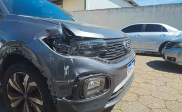  Acidente de trânsito em frente à Escola Coelho Neto deixa danos materiais