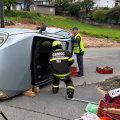 Carro capota após colisão e vítima é retirada pelo para-brisa em Lauro Müller 