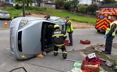 Carro capota após colisão e vítima é retirada pelo para-brisa em Lauro Müller 