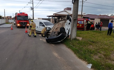 Colisão com capotamento entre veículos deixa dois motoristas feridos em Jaguaruna