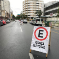 Justiça Eleitoral orienta eleitores a deixar locais de votação após registrar o voto