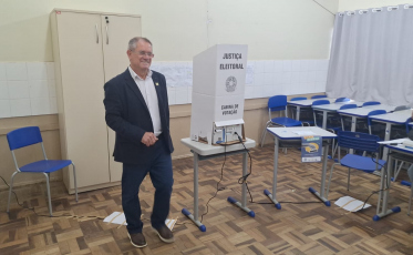 Vice-prefeito de Criciúma vota e incentiva eleitores a exercerem seu direito