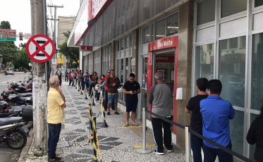 Aglomeração faz Procon ir até agência bancária