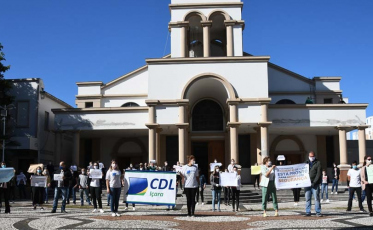 Comerciantes de Içara manifestam-se pela reabertura das lojas (VÍDEO)