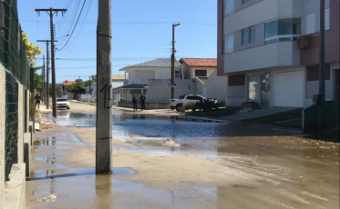 Ressaca chega ao Rincão e água invade ruas
