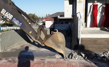 Moradores reclamam de calçadas quebradas nas obras do esgoto (VÍDEO)