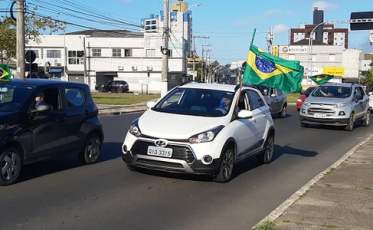 Manifestantes organizam carreata a favor de Bolsonaro em Criciúma