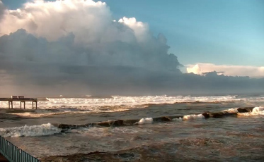 Mar agitado na manhã deste sábado