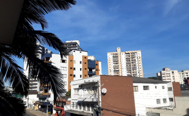 Tempo permanece bom com céu azul em Criciúma