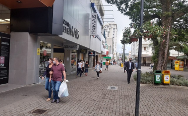 Tempo atrapalha e Sábado Mais tem movimento abaixo do esperado