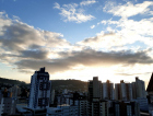 Sol entre nuvens e possibilidade de chuva em Criciúma na manhã desta terça