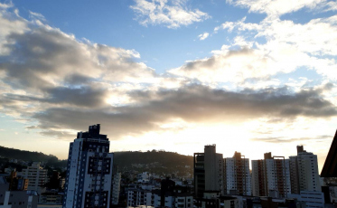 Sol entre nuvens e possibilidade de chuva em Criciúma na manhã desta terça