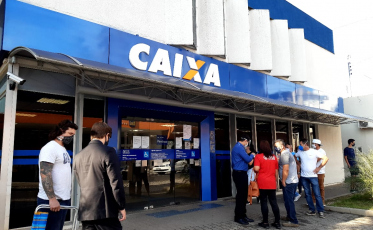Beneficiários encontram pouca fila, mas problemas para sacar auxílio emergencial