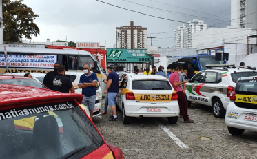 Na capital, autoescolas protestam por reabertura do Detran (VÍDEO)