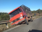 Caminhão com animais quase tomba na Serra do Rio do Rastro 