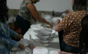 Grupo entrega marmitas a moradores de rua de Criciúma