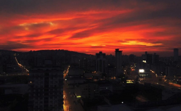 Céu amanhece vermelho no Sul catarinense
