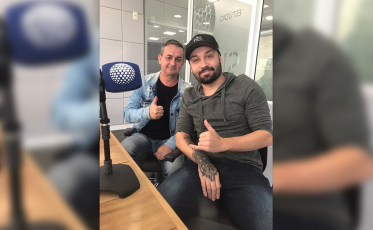 Carne na churrasqueira e o rádio ligado no Avesso