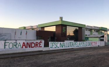 Em Criciúma, faixas de protesto contra o atual reitor do IFSC