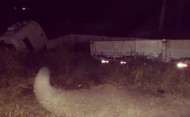 Motorista perde controle do veículo e sai da pista