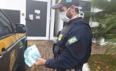 Mulher é pega com 15 notas de R$ 100 falsas na calcinha 