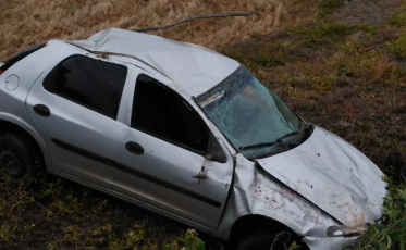 Motorista capota carro em Turvo