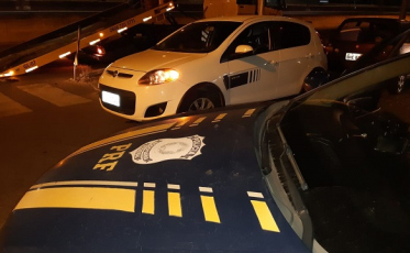 PRF apreende carro roubado e clonado e motorista foragido na BR-101