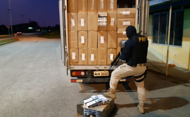 PRF apreende cigarros contrabandeados que tinham Tubarão como destino