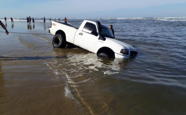 Caminhonete é retirada da Barra do Rio Araranguá