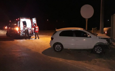 Condutora perde o controle e colide com muro