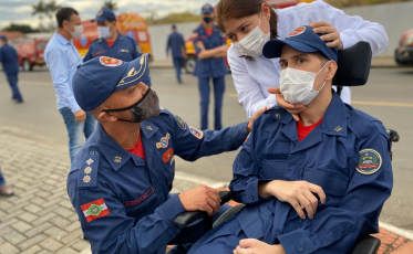Corpo de Bombeiros presta homenagem a soldado que sofreu acidente