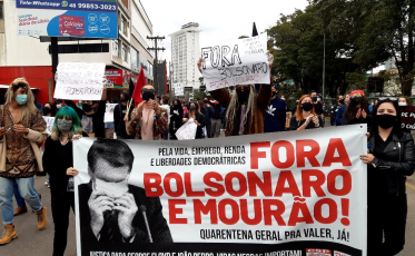 Manifestantes saem em passeata pela democracia e contra o racismo