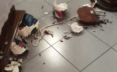 Igreja matriz de Orleans tem imagem de santa quebrada 