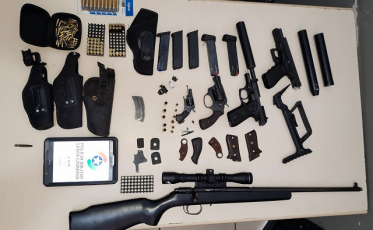 Polícia apreende armas e munições no Rio Maina